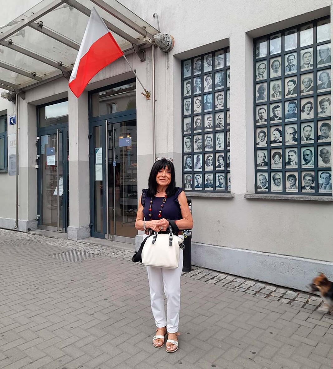 Raquel Buznego a la puerta de la Fábrica Emalia de Oskar Schindler en Cracovia
