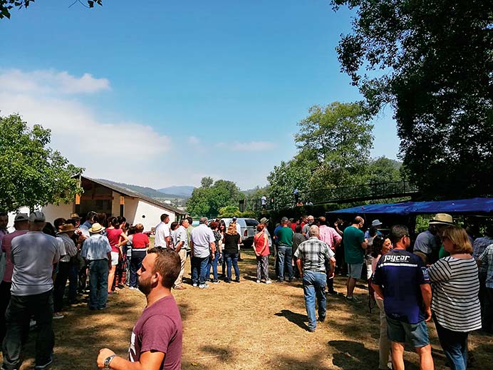 Público asistente a la Malla del Trigo en San Tirso de Abres en una edición anterior