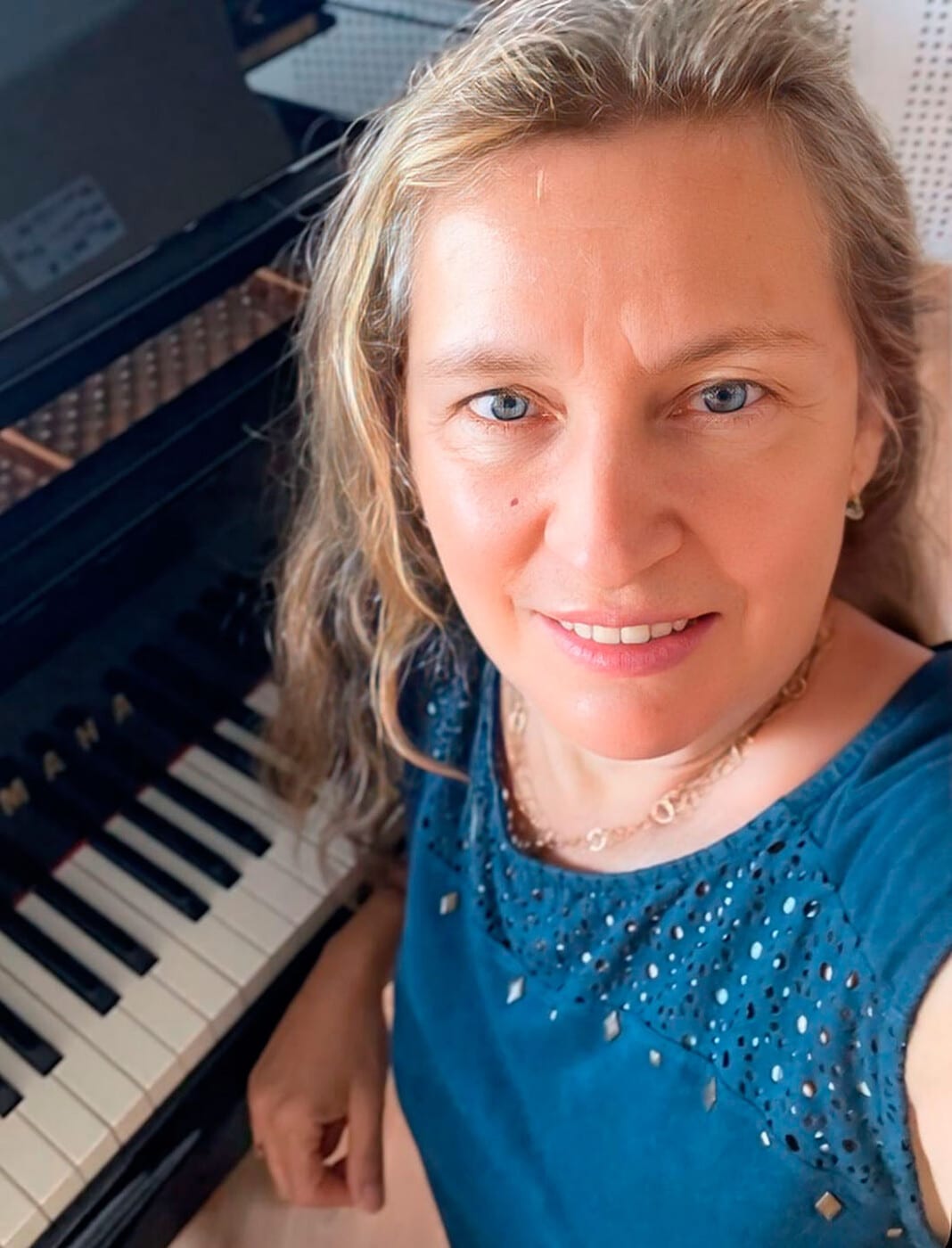 Ana María Zurbano Ruiz-Casaux. Profesora de piano en el Conservatorio de Gijón. Título Superior de piano. Creadora de joyería artesanal