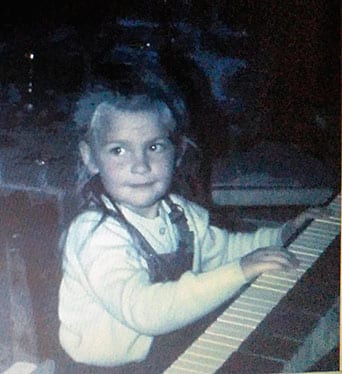 Ana María Zurbano Ruiz-Casaux en una imagen de cuando era pequeña. Actualmente es profesora de piano en el Conservatorio de Gijón. Título Superior de piano. Creadora de joyería artesanal