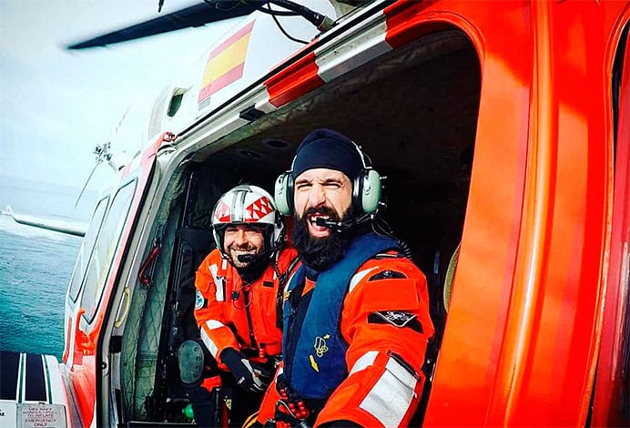 David Lanza (dcha.) y Alberto Glez. Mesa, rescatistas del Helimer Cantábrico de Salvamento Marítimo