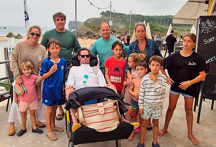 Roberto Llamedo y Pelayo con amigos y familiares.