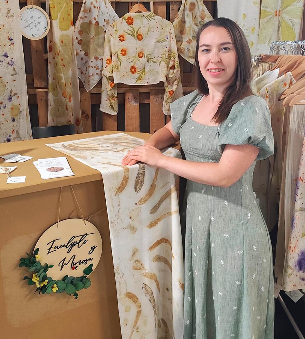 Sandra en su taller tienda Eucalipto y Mimosa de Gijón.