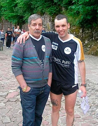 Hector Moro con su padre tras completar su primera actividad deportiva. Mes y medio después falleció.