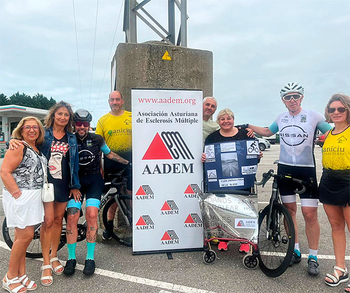 Foto de familia al terminar el reto para la Asociación Asturiana de Esclerosis Múltiple el pasado 8 de agosto con Héctor Moro (tercero por la izda.) y Roberto Camblor (segundo por la dcha.)
