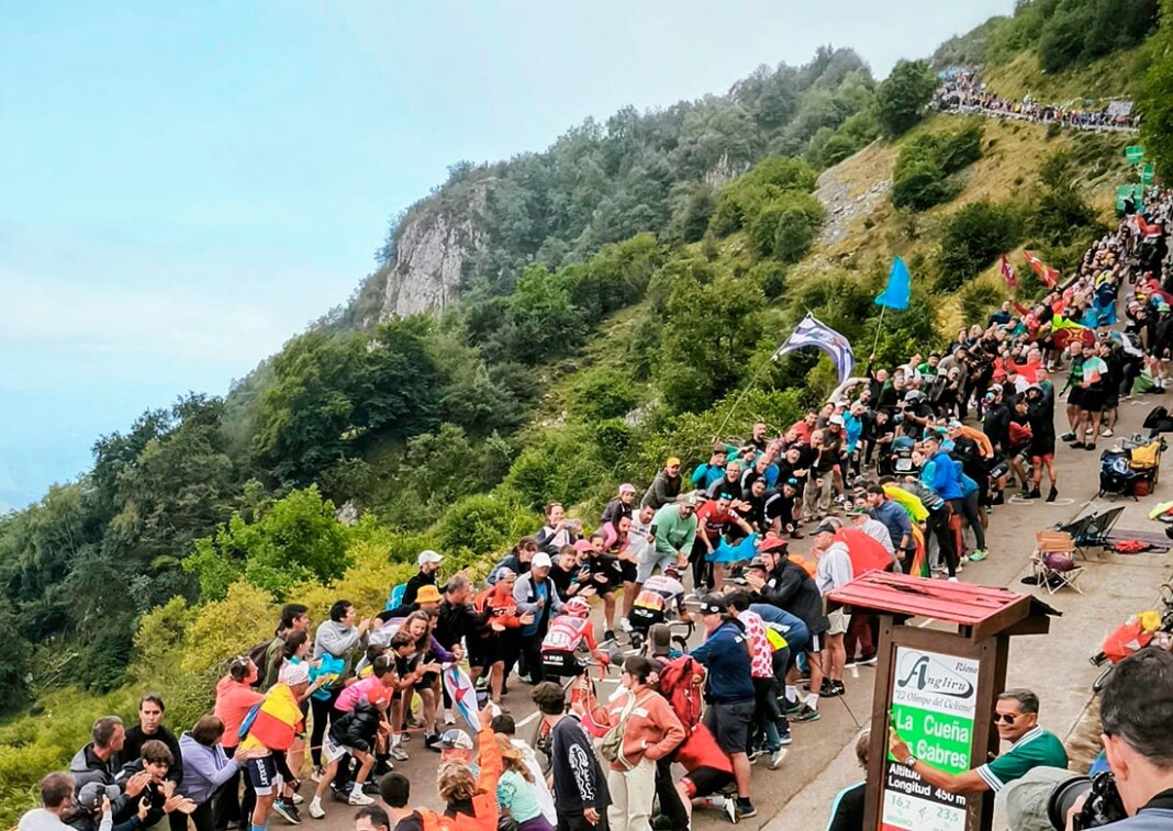 João Almeida y Jonas Vingegaard subiendo La Cueña Les Cabres en la etapa con final en el alto de L'Angliru en La Vuelta 2025