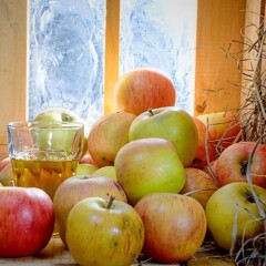 Manzanas y vaso con sidra