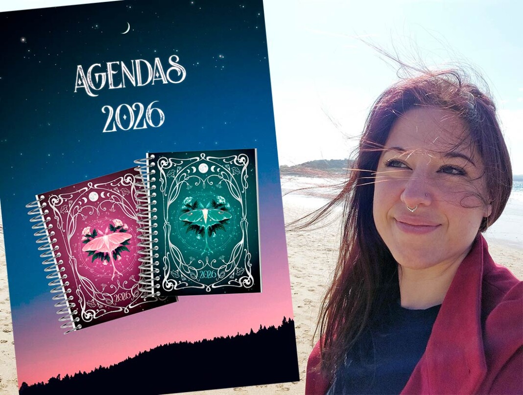 Sara Villanueva @Crulina junto con las agendas 2026 que ha lanzado en un crowdfunding