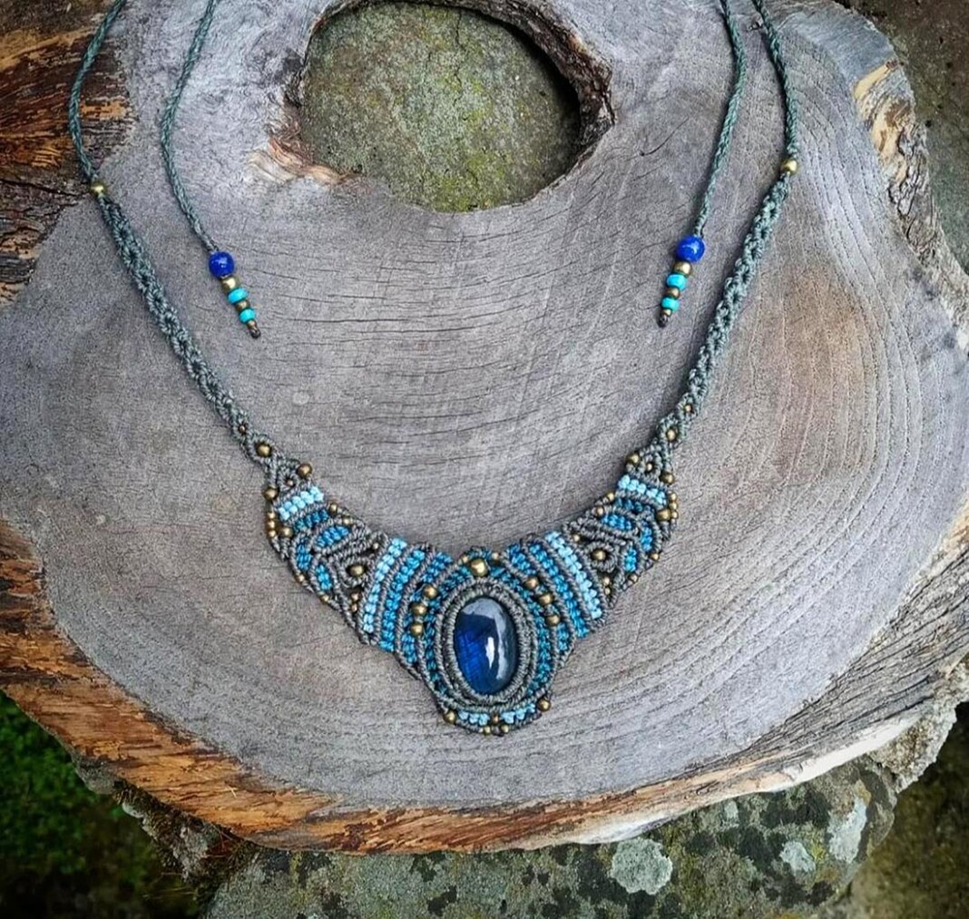 “Alas”, collar con labradorita y cuentas de bronce, cerámica y vidrio. Elaboración a mano por Amara Artesanía