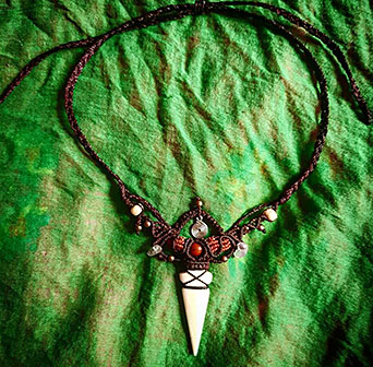 Collar elaborado a mano por Amara Artesanía