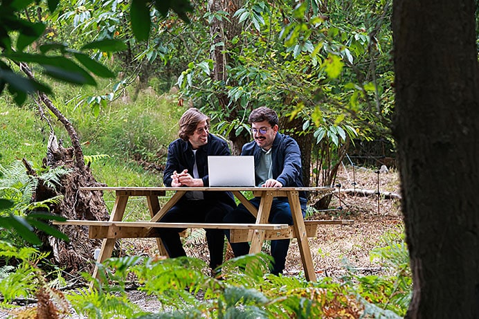 Pablo y Víctor en la zona boscosa de Cowtainers (bosque de la Zoreda,  Ribera de Arriba)
