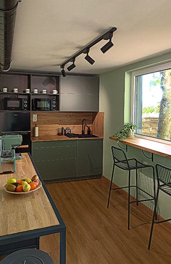 Cocina en el coworking Cowtainers ubicado en Ribera de Arriba (Asturias).