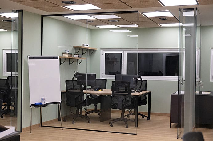 Sala de reuniones del coworking Cowtainers ubicado en Ribera de Arriba (Asturias).