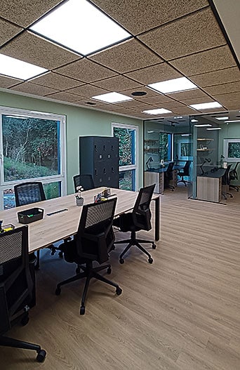 Sala de trabajo del coworking Cowtainers ubicado en Ribera de Arriba (Asturias).