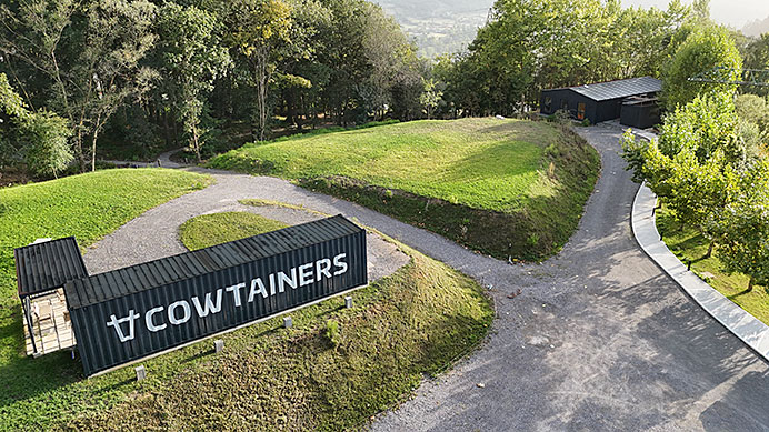 Foto aérea del espacio de Cowtainers, ubicado en Ribera de Arriba (Asturias).