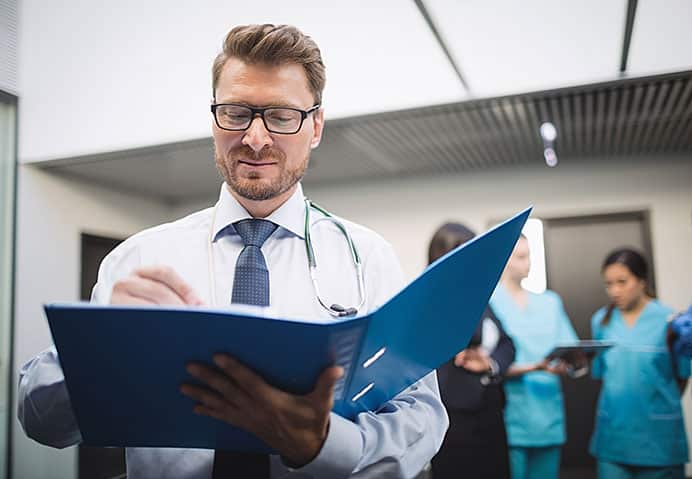 Médico leyendo un informe.