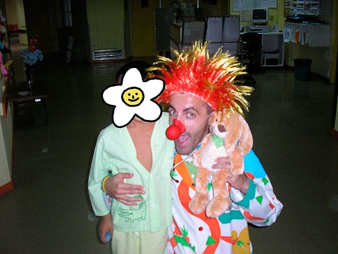 Javi "Doctor Zanahorio" con uno de los niños en el año 2005,