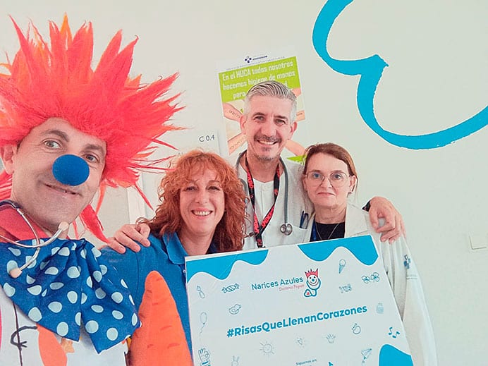 Dr. Zanahorio (Narices Azules Doctores Payaso) en la planta de pediatría del HUCA.