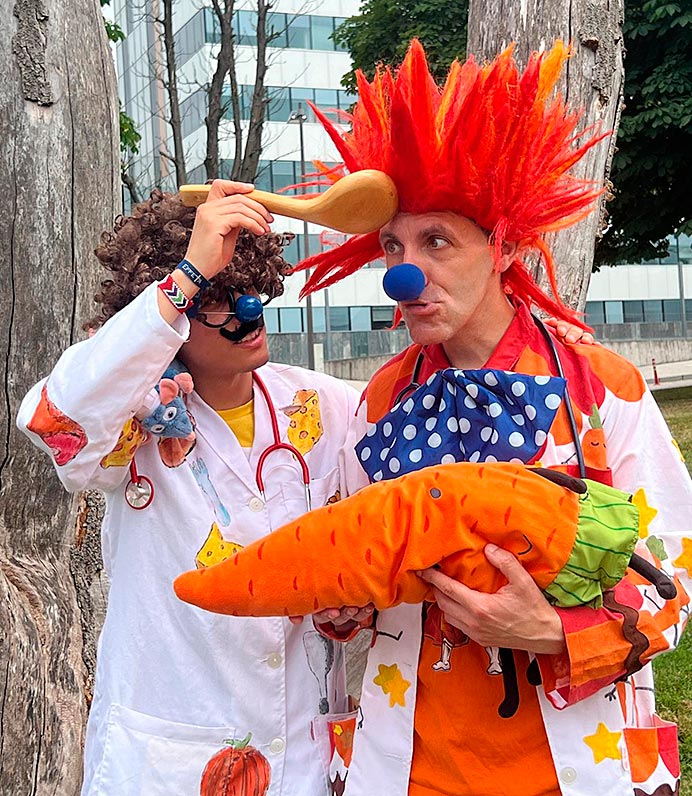 El Dr. Zanahorio con su hijo, el Dr. Cachopo. Narices Azules Doctores Payaso.