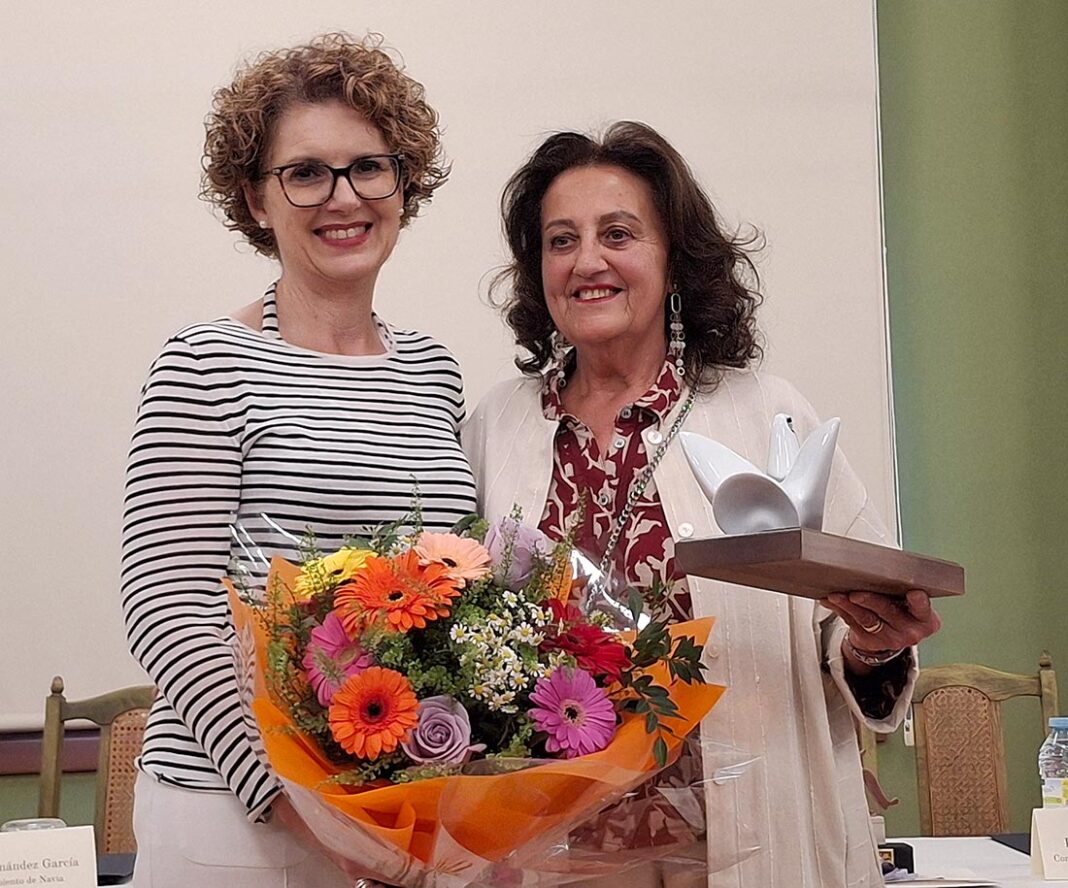 María del Carmen Suárez Méndez recibiendo el galardón Mujer Rural de Navia 2025 entregado por Ana Isabel Fernández, alcaldesa de Navia