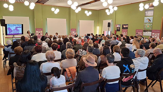 Público asistente a la entrega del galardón Mujer Rural de Navia 2025 a María del Carmen Suárez.