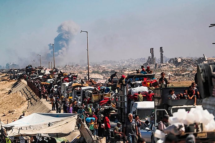 Ciudadanos de Gaza se ven obligados a evacuar sus hogares por el genocidio de Israel.