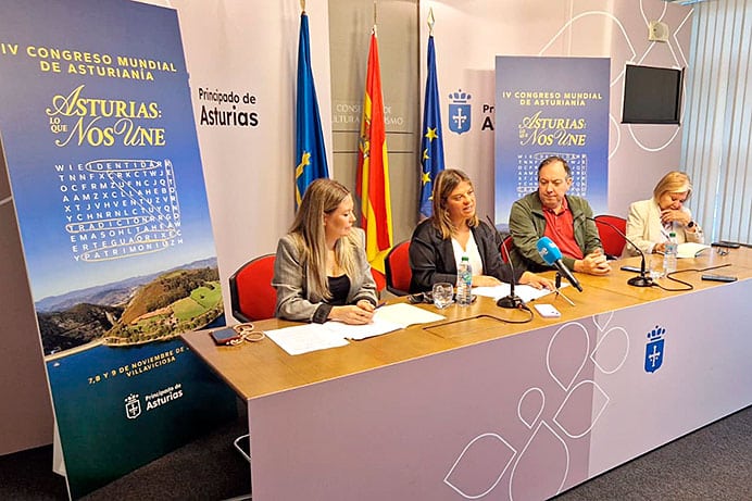 De izda. a dcha.: La directora general de Emigración y Políticas de Retorno, Olaya Romano; la vicepresidenta del Principado de Asturias, Gimena Llamedo; el alcalde de Villaviciosa, Alejandro Vega y la presidenta del Consejo de Comunidades Asturianas, María Antonia Fernández Felgueroso.