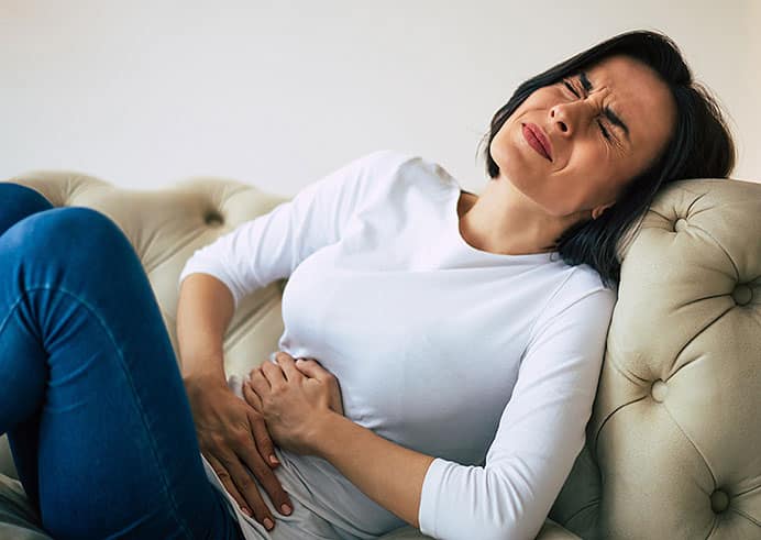 Mujer con dolor de estómago.