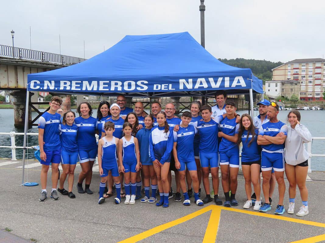 Foto de familia con algunos de los componentes del Club Náutico Remeros del Navia en el Campeonato de Asturias Benjamín, Alevín, Infantil y Veteranos