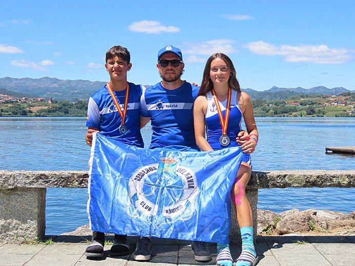 David Rozas y Sara Méndez con Juan Fernández, entrenador, tras conseguir el subcampeonato de España de Remo Olímpico en Castrelo e Miño