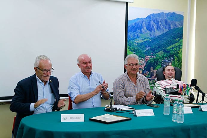De izda. a dcha.: Víctor Cordero, exdirector de La Vuelta; José Antonio Muñiz, presidente de la Asociación Amigos del Angliru; Roberto Álvarez, alcalde de Riosa y José Luis Capitán.