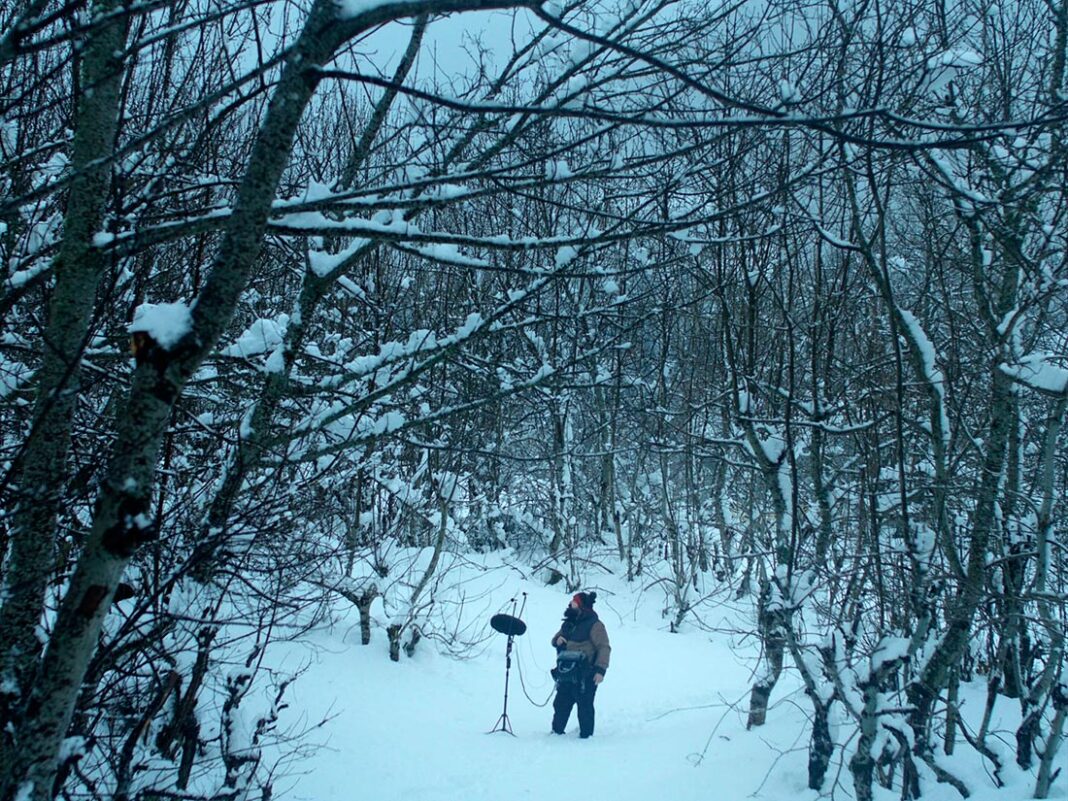 El director de cine y documentalista Álex Galán durante el rodaje de la película de