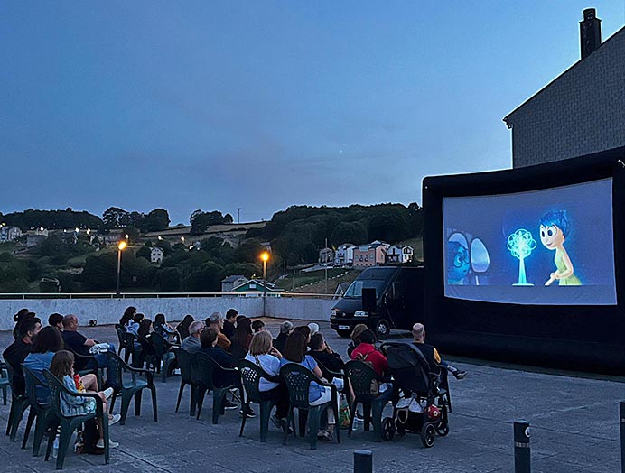Proyección de la película 'Del Revés 2' en una sesión de cine al aire libre en Boal.