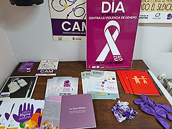 Mesa de información sobre el 25N en Boal