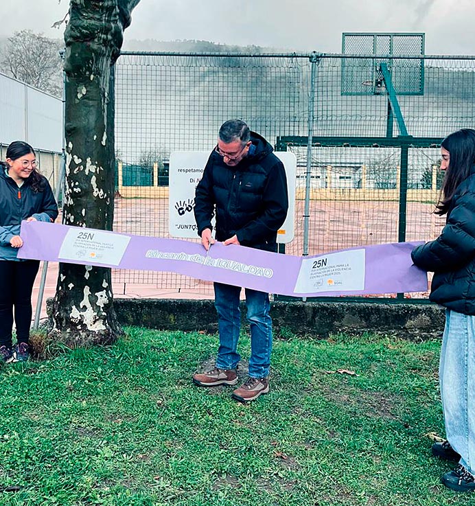El alcalde de Boal, José Antonio Barrientos, en la inauguración del Rinconín de la Igualdad.
