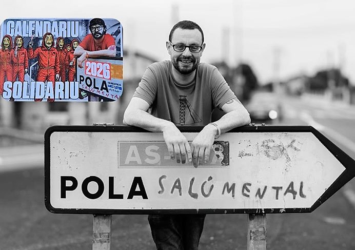 Lleno en la 2ª Gala Solidaria Pola Salú Mental 1 Fernando Argüelles, conocido como BanksyAstur, promotor del evento. A su izda., el calendario de 2026.