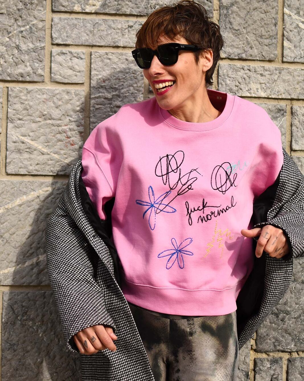 Sudadera corta 100% algodón orgánico, bordada a mano por Billy Loborda.