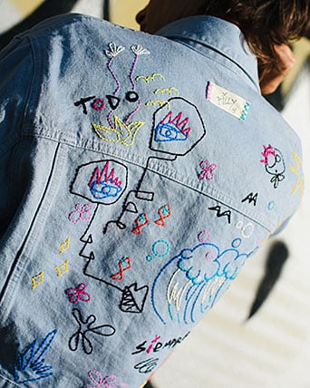 Tuneo de cazadora vaquera, bordada a mano por Billy Loborda.