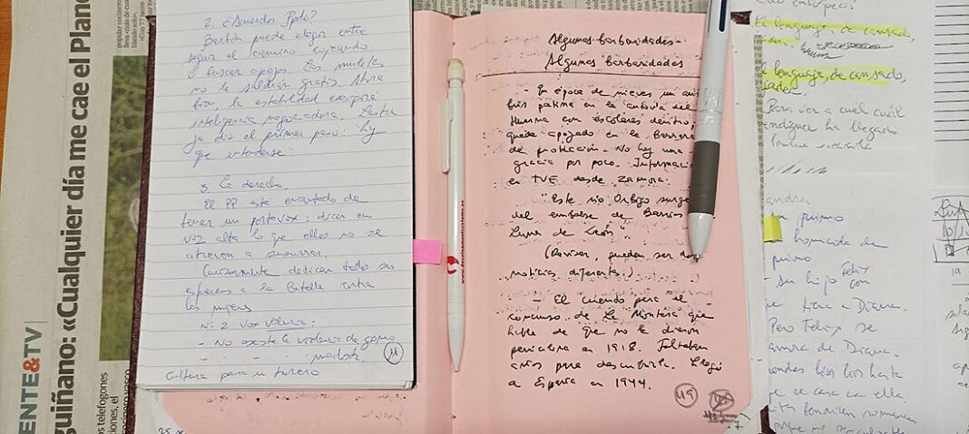 Imagen de distintos cuadernos con apuntes.