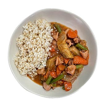 Calamar encebollado con arroz integral. Bendito Tupper