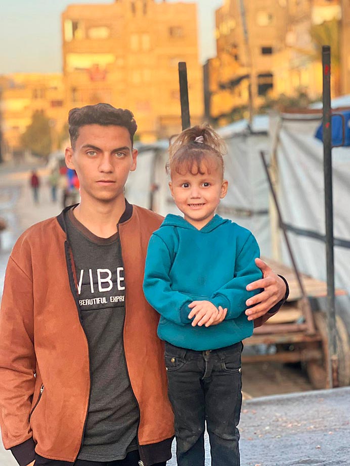Gaza, el algodón que nos desnuda: cuando la compasión se agota, la humanidad también 4 Ahmad Farj y su hermana de 4 años Hana, componentes de una de las familias apadrinadas por Hope Palestina
