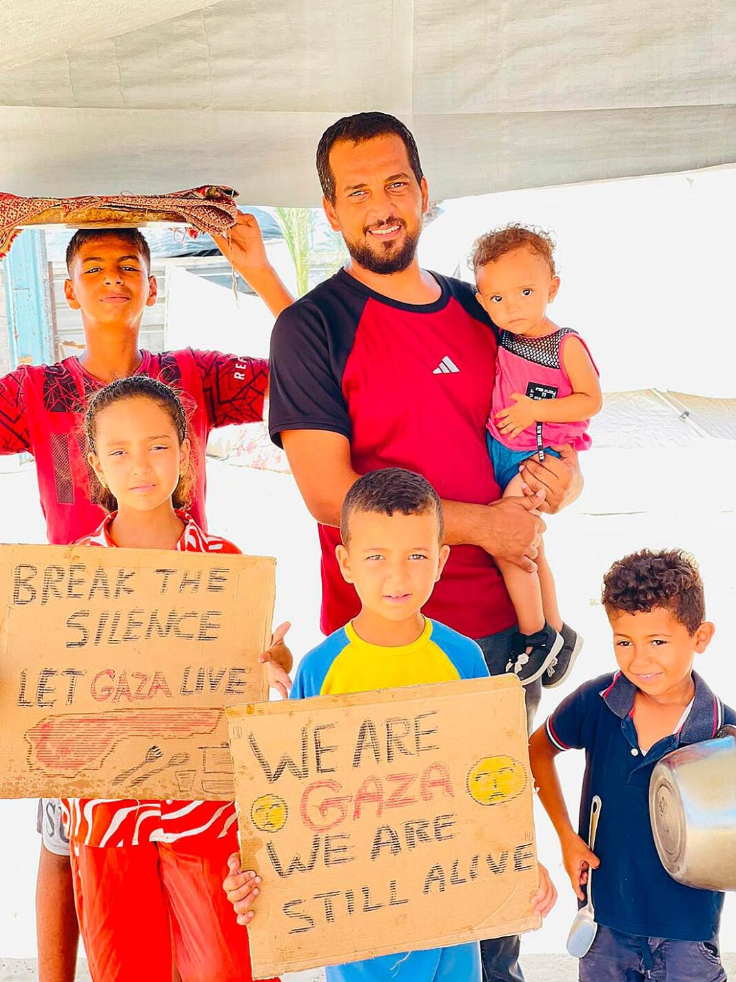 Ahmed Ghazi con su hija Salma de 1 año (nacida en medio de la guerra), Sara, de 8 años y Marwan de 6. Ellos, junto a su mujer Amal, son una de las familias apadrinadas por Hope Palestina