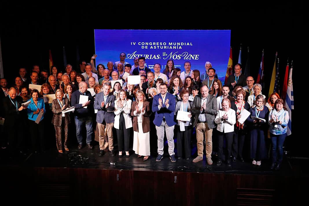Foto de familia del IV Congreso Mundial de Asturianía 2025 en Villaviciosa.