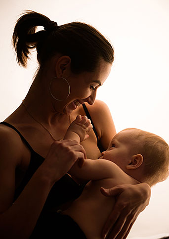 Mujer amamanta a su bebé.