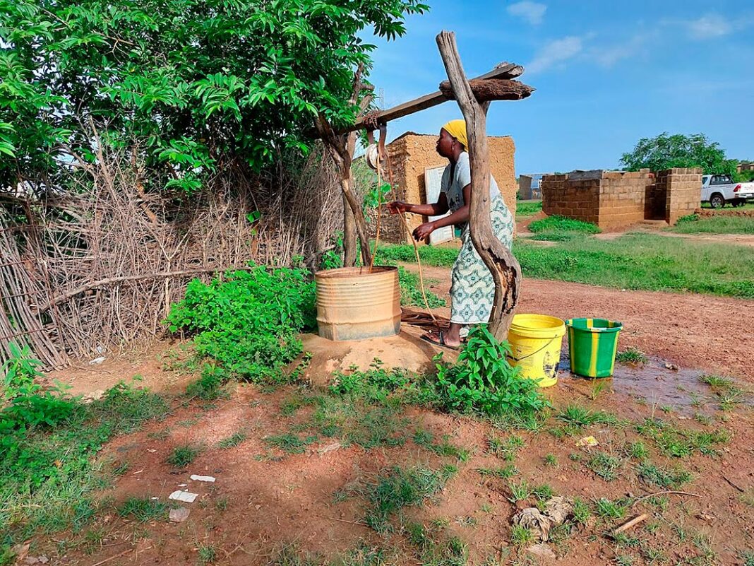 Mujer sacando agua en una aldea de Malí