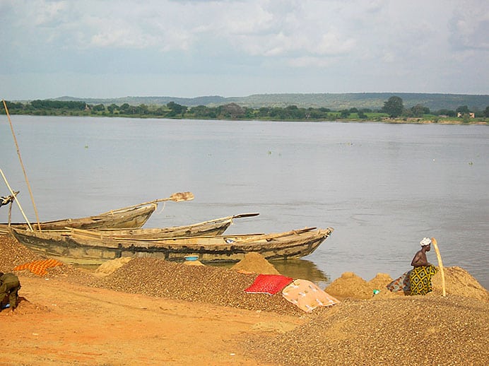 Mujeres extractoras de arena en el río Níger.
