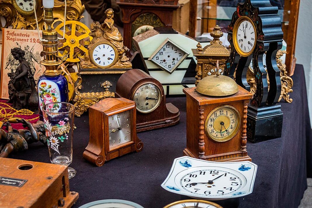 Relojes antiguos en un mercáu.