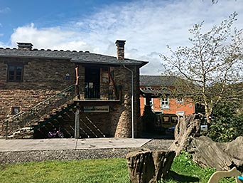 Yolanda Alzu (Amaido), reconocida con el premio Mejor Empresaria Autónoma 2025 4 Exterior del restaurante del Complejo agroturístico Amaido en San Tirso de Abres