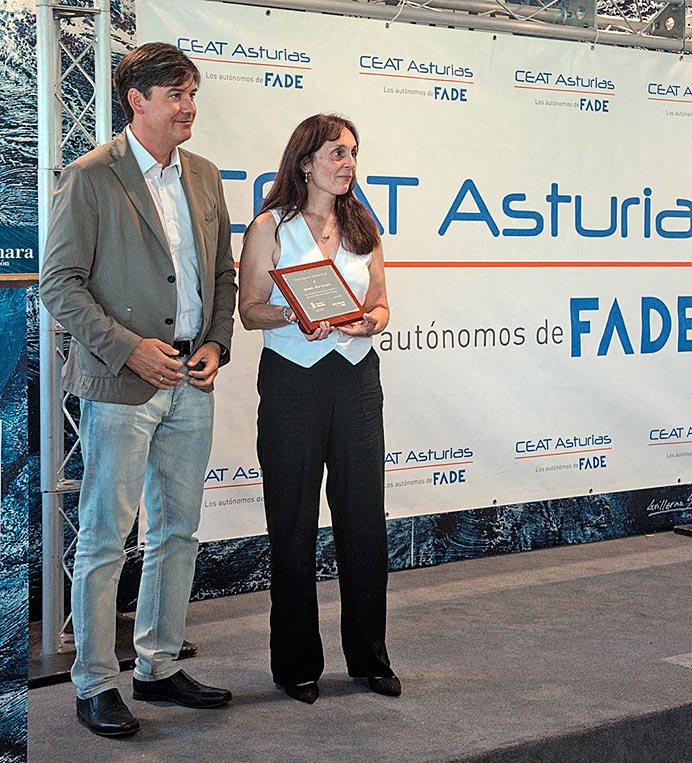 Yolanda Alzu (Amaido), reconocida con el premio Mejor Empresaria Autónoma 2025 1 Yolanda Alzu (Amaido) recibiendo el Premio Mejor Empresaria Autónoma de manos del consejero Borja Sánchez.