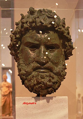 Cabeza de bronce de Satyros de Elis, un boxeador de Olimpia. Museo Nacional Arqueológico de Atenas.